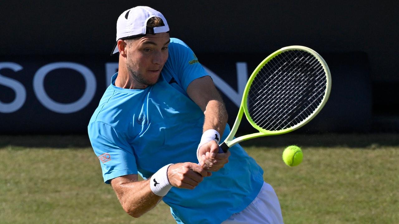 Lehecka Defeats Struff at Stuttgart ATP Tournament