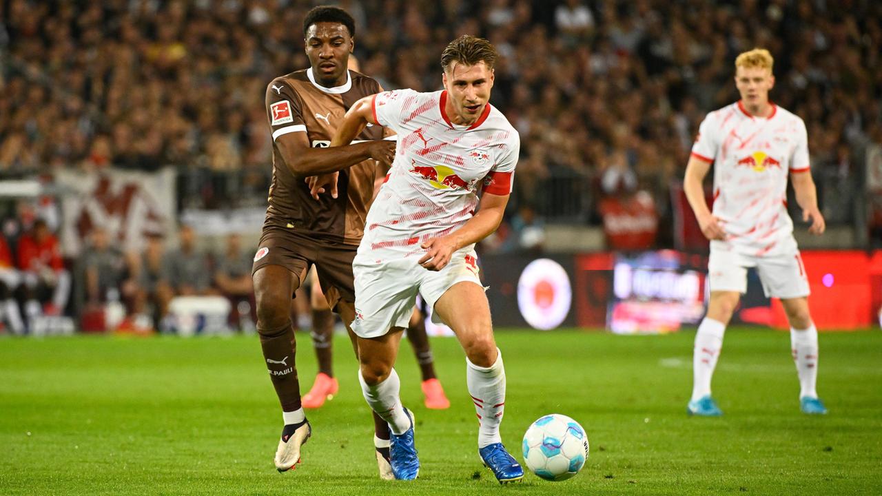 Sankt Paulis Oladapo Afolayan und Leipzigs Willi Orban kämpfen im Mittfelfeld um den Ball | dpa/Gregor Fischer