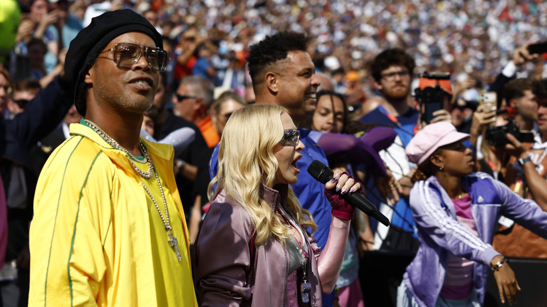 Ronaldinho (v.l.), Madonna und Ronaldo performen in der Halbzeitshow des WM-Finals | IMAGO / EPA