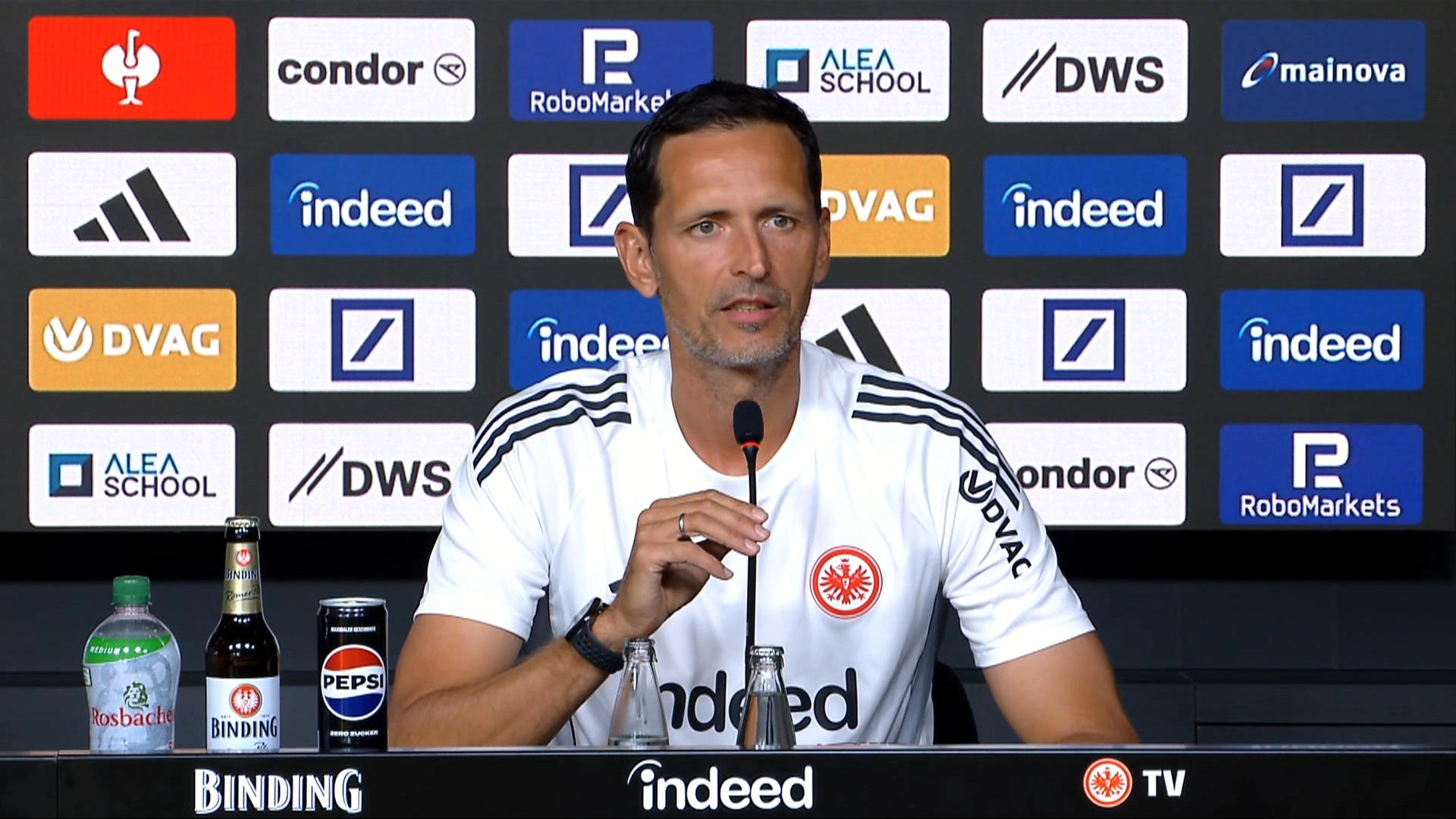 Frankfurt-Trainer Dino Toppmöller auf der Pressekonferenz | sportschau