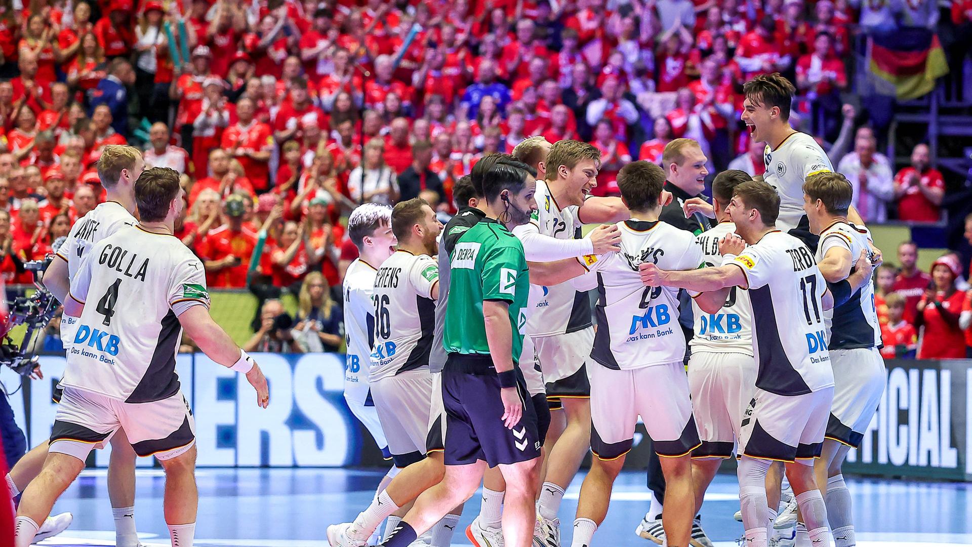 Finale: Das deutsche Team feiert nach Abpfiff den Einzug | IMAGO / Maximilian Koch