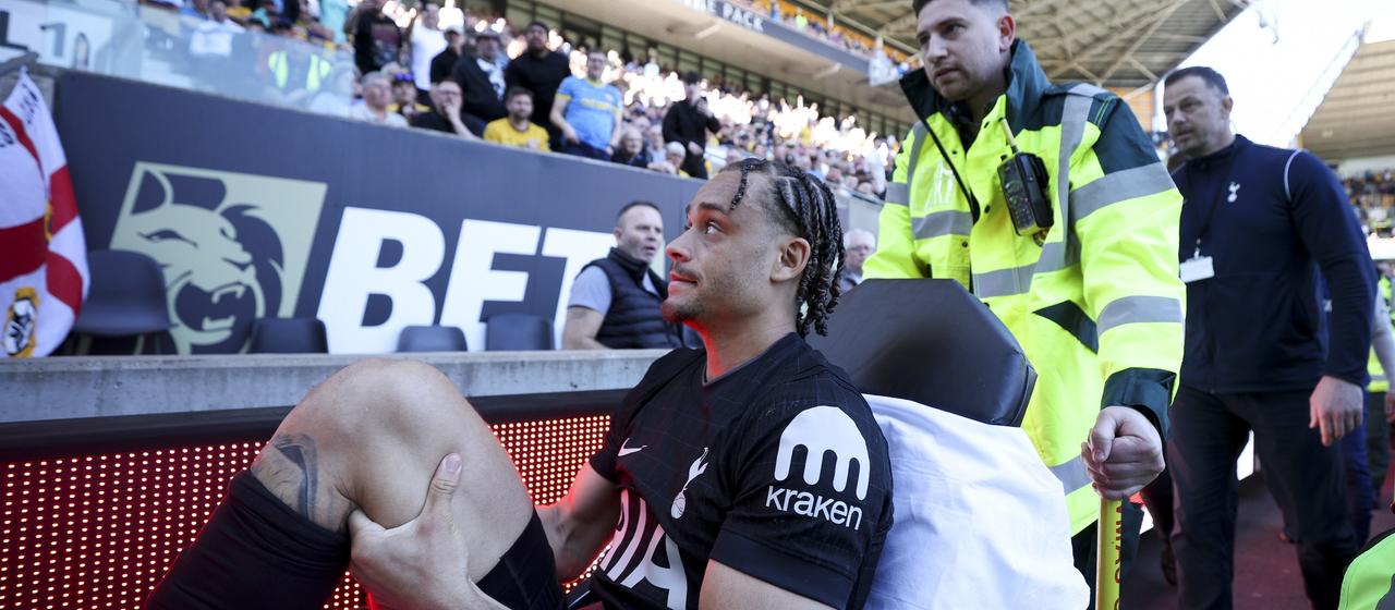 Sulmuesi i Tottenhamit, Xavi Simons, u largua nga fusha i lënduar gjatë ndeshjes në Wolverhampton. 