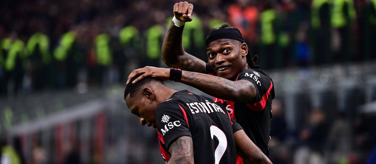 Rafael Leao zeigt auf den Torschützen Pervis Estupinan