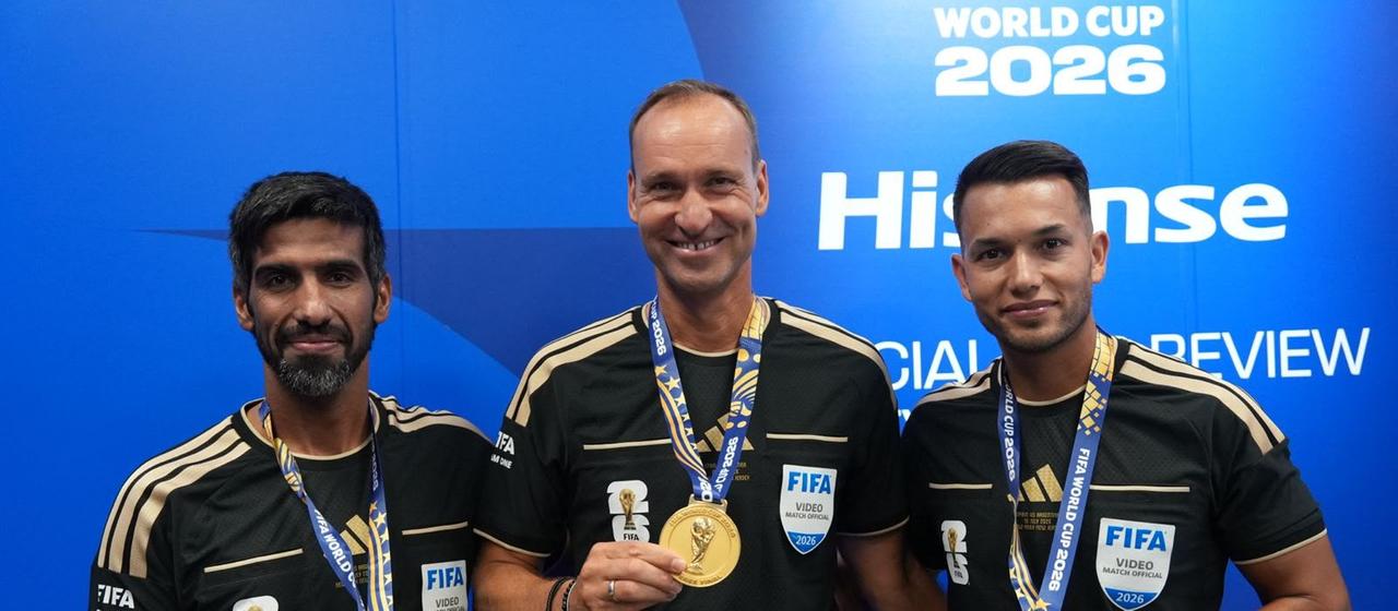 Bastian Dankert (M.) mir Nicolas Gallo (r.) aus Kolumbien und Khamis Almarri (l.) aus Katar