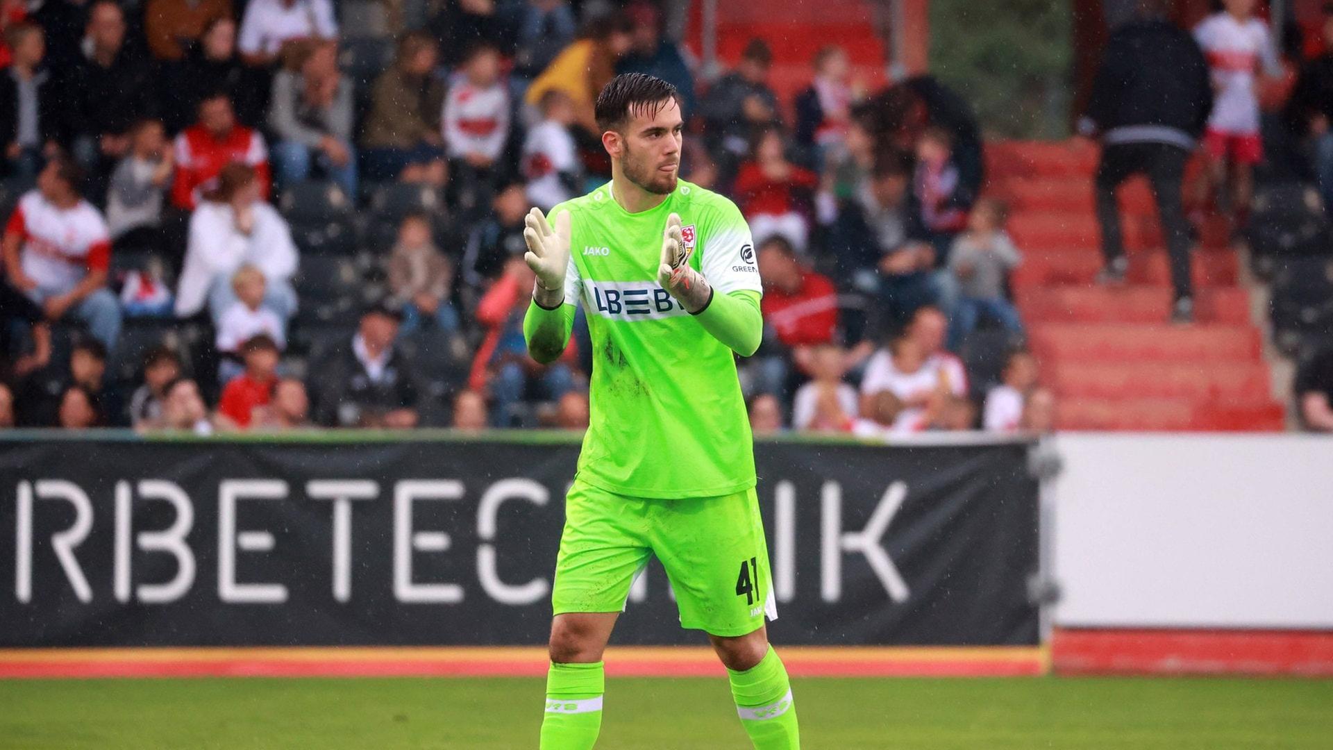 Dennis Seimen, Torwart des VfB Stuttgart, klatscht in die Handschuhe. | IMAGO, IMAGO / Sportfoto Rudel