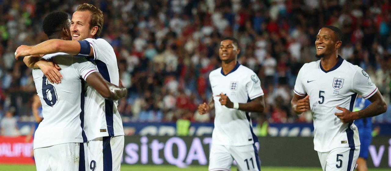 Harry Kane jubelt mit Marc Guehi (l.)