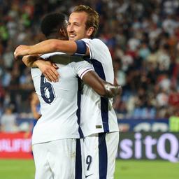Harry Kane jubelt mit Marc Guehi (l.)