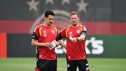 Deutschlands Bundestrainer Julian Nagelsmann und Benjamin Hübner im Gespräch
