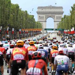 Das Hauptfeld der Tour de France fährt auf den Triumphbogen in Paris zu