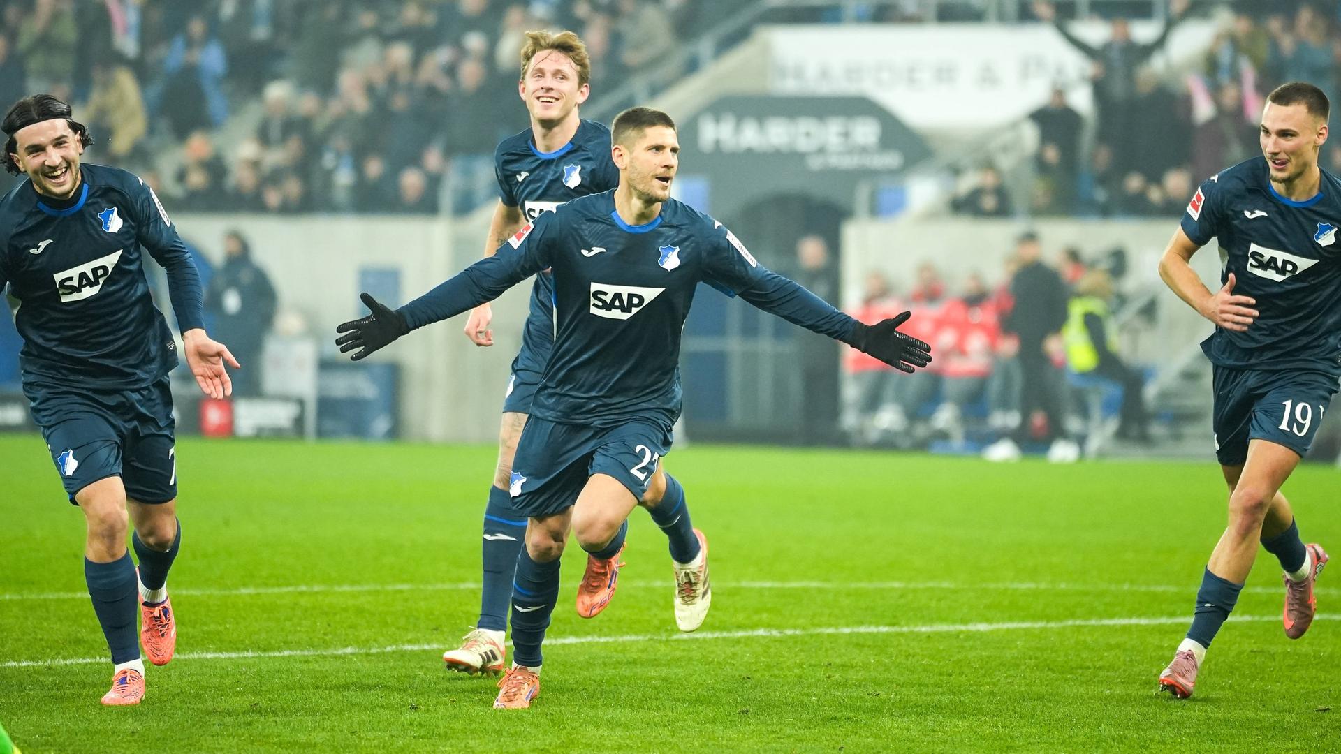 Die Spieler der TSG Hoffenheim bejubeln das Tor von Andrej Kramaric (v. m.) | IMAGO / STEINSIEK.CH