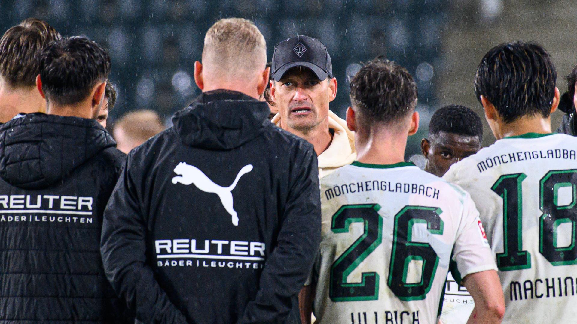 Mönchengladbach-Trainer Alexander Blessin spricht zu seiner Mannschaft nach der Niederlage gegen Hoffenheim | IMAGO/Vitalii Kliuiev