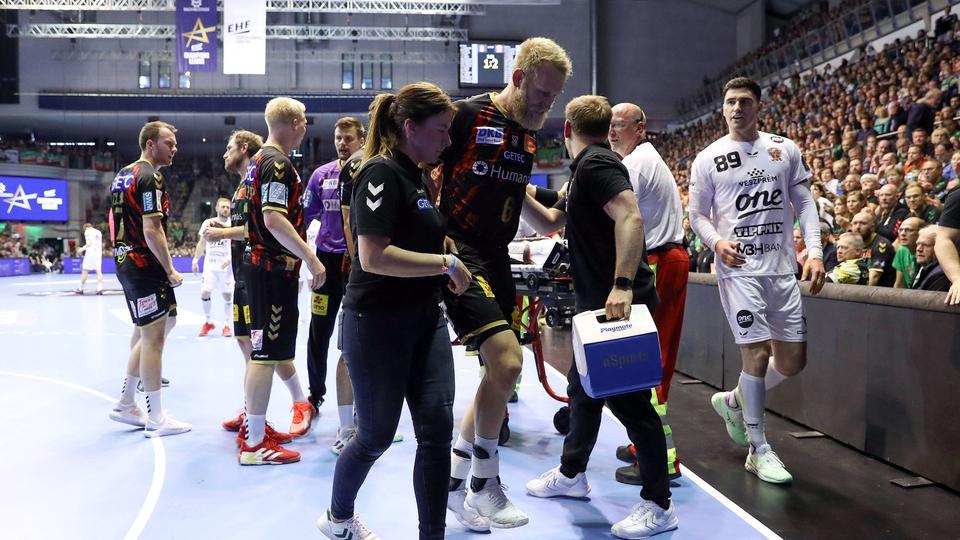 Matthias Musche wird verletzt vom spielfeld geleitet