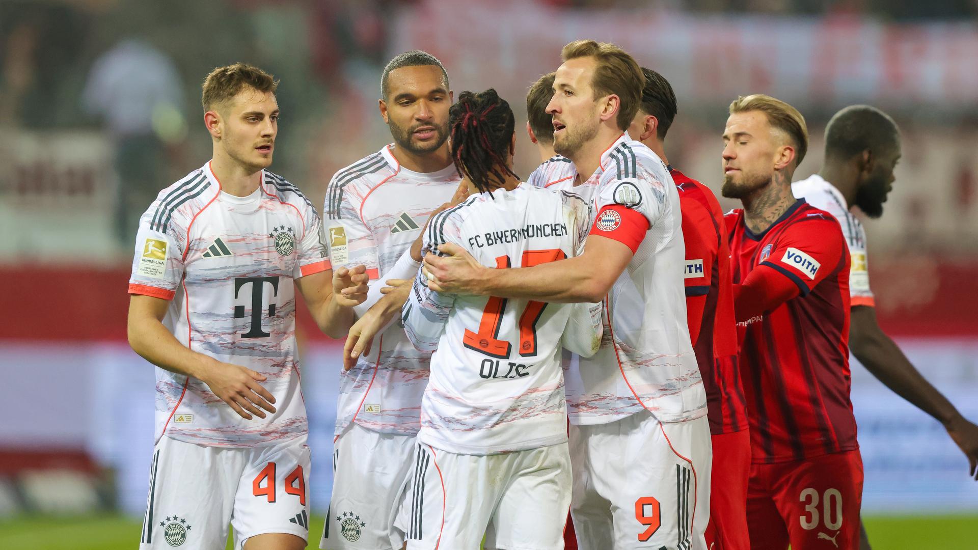 Harry Kane (4. v. l.) muss Michael Olise im Spiel gegen Heidenheim zurückhalten (3. v. l.) | Sebastian El-Saqqa / firo Sportphoto