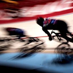 Rennradfahrer auf der Rundbahn bei den Sixdays. 