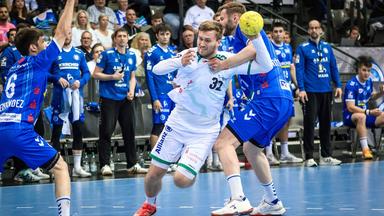 Franz Semper SC DHfK Leipzig, 32 vs. Samuel Roethlisberger TVB Stuttgart, 17, in Aktion.