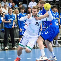 Franz Semper SC DHfK Leipzig, 32 vs. Samuel Roethlisberger TVB Stuttgart, 17, in Aktion.