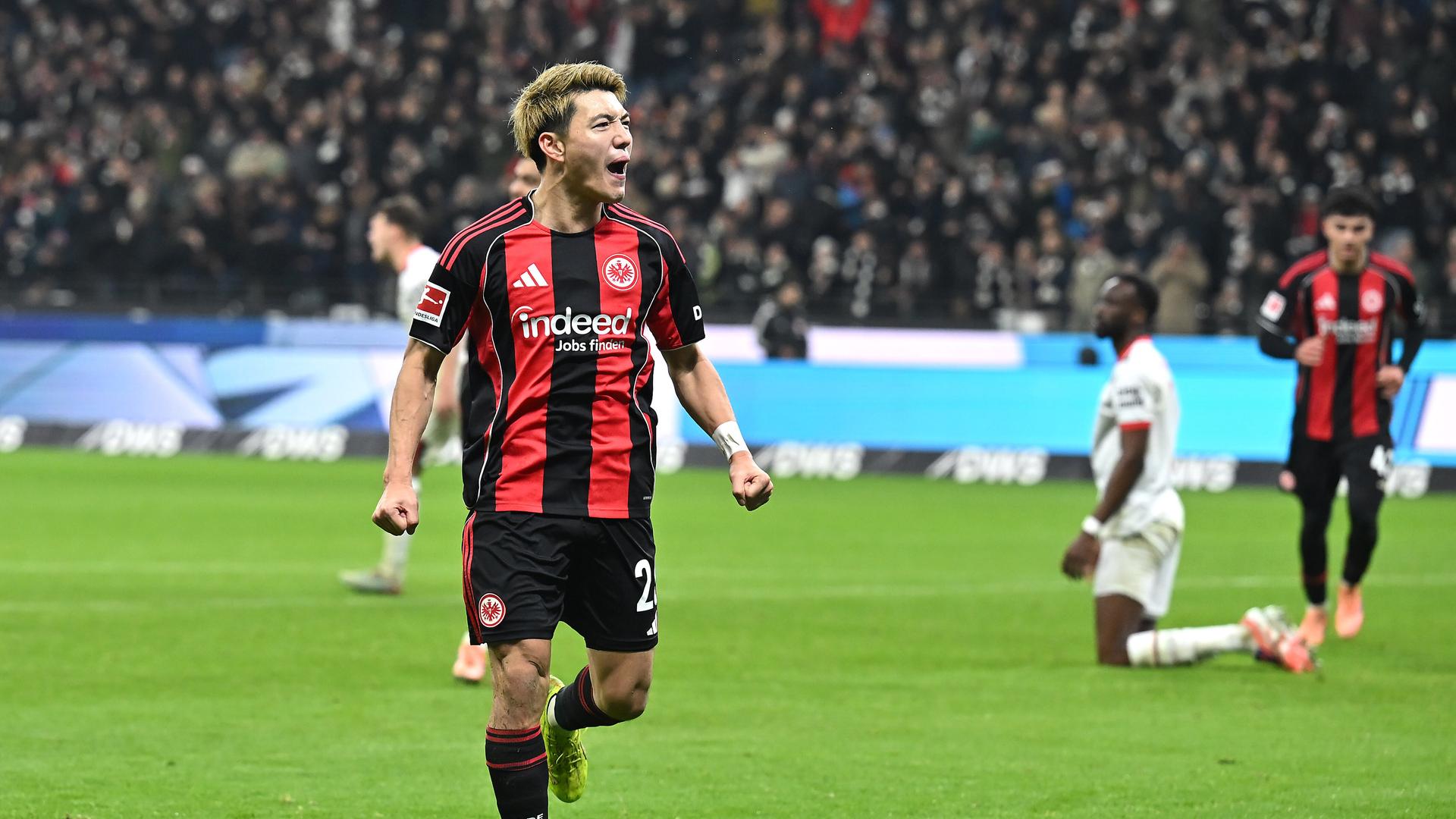 Frankfurts Ritsu Doan jubelt über seinen Treffer gegen Augsburg | ddp/Revierfoto