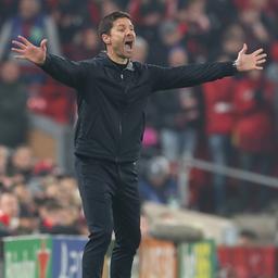 Xavi Alonso, Trainer von Bayer 04 Leverkusen, reagiert am Spielfeldrand