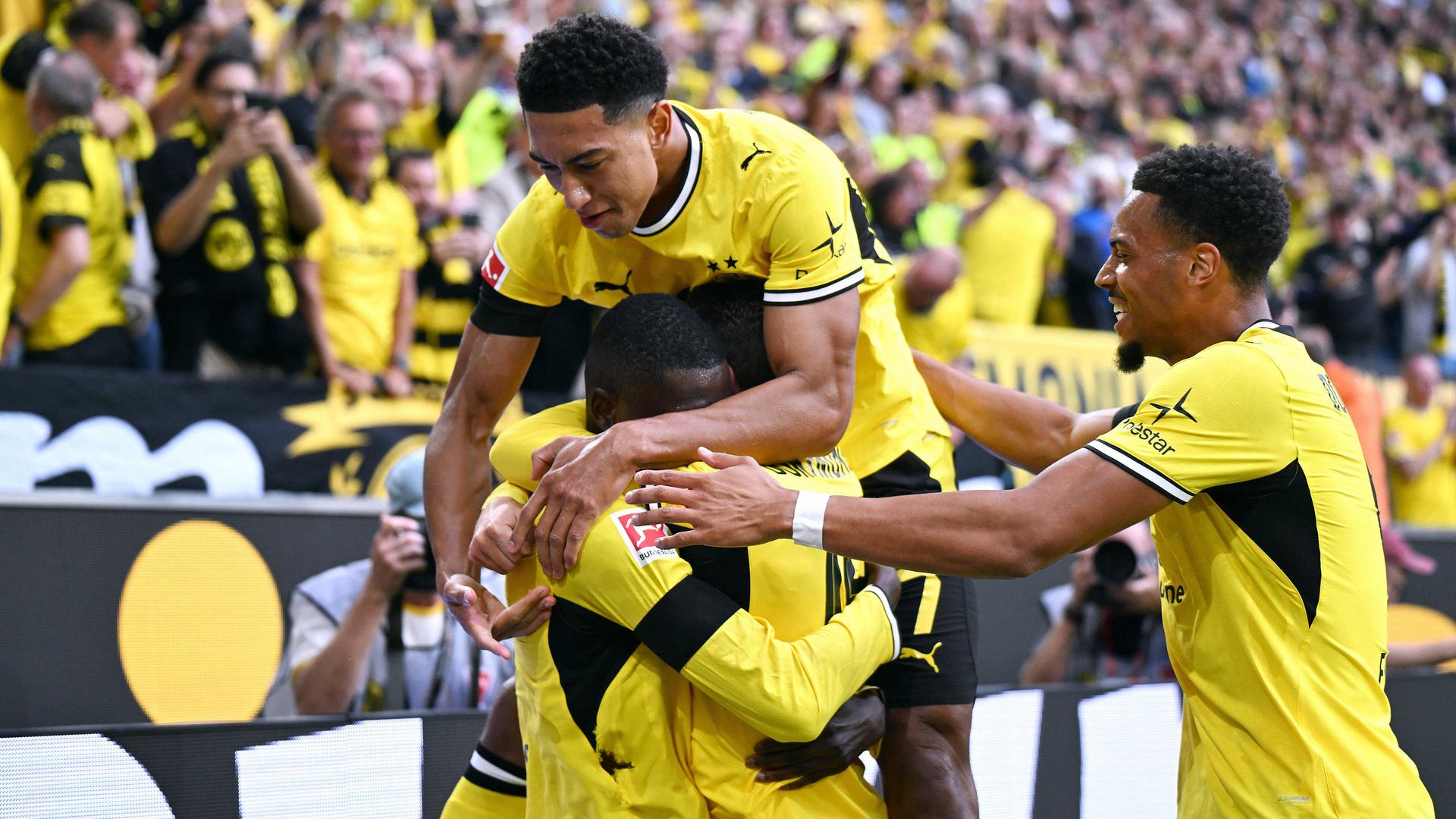 Spieler des FuÃball-Bundesligisten Borussia Dortmund bejubeln das 1:0 gegen den Hamburger SV | imago/Kraft