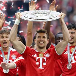 Leon Goretzka mit der Meisterschale zum Abschied