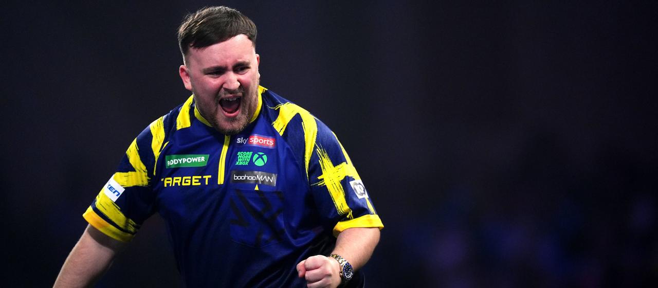 Luke Littler jubelt während des Matches gegen Rob Cross