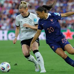 Deutschlands Sarai Linder (l.) und Frankreichs Delphine Cascarino kämpfen um den Ball.