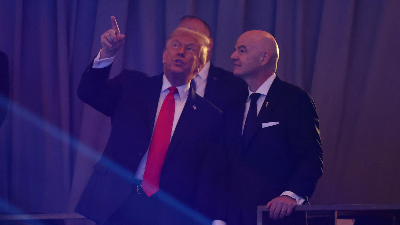 Promis-bizarre-Preise-und-ein-bisschen-Fu-ball