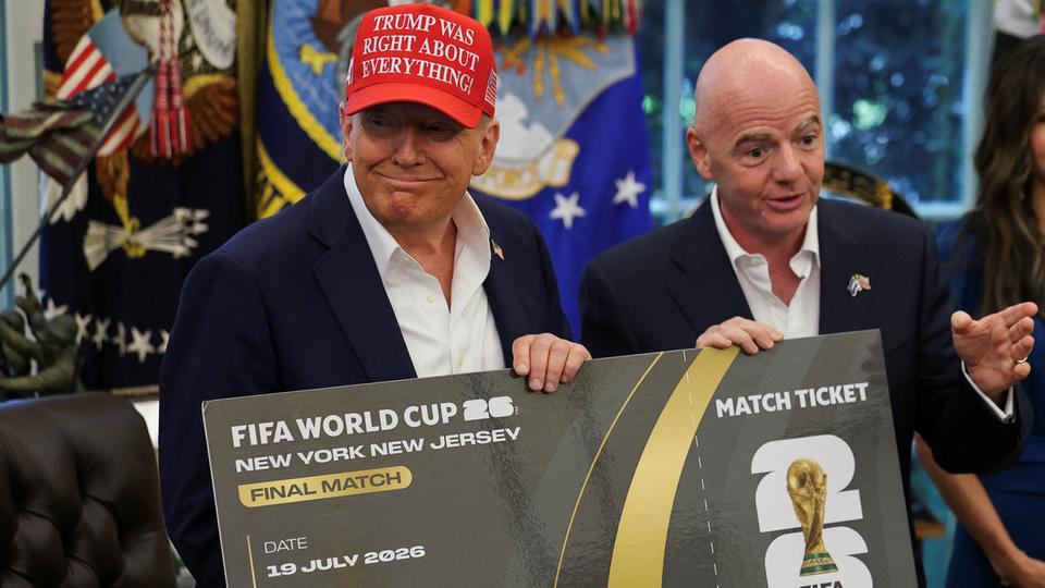 FIFA-Präsident Gianni Infantino (r.) präsentiert ein WM-Ticket mit US-Präsident Donald Trump. | WM 2026 FIFA-Präsident Gianni Infantino (r.) präsentiert ein WM-Ticket mit US-Präsident Donald Trump.