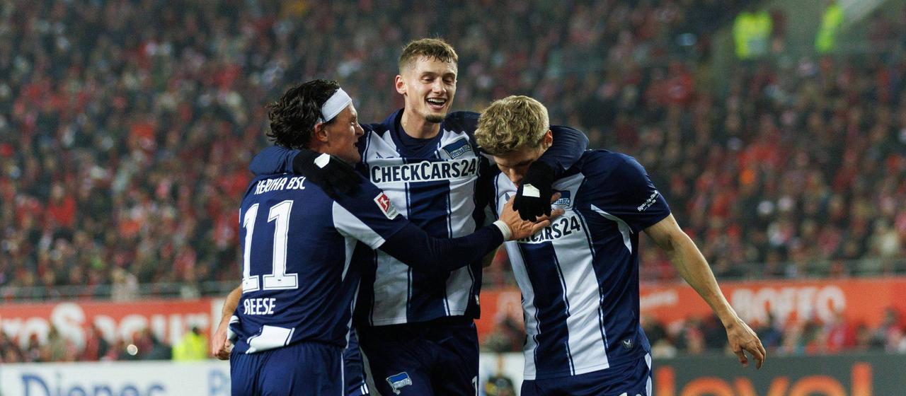 Fußballprofi Luca Schuler (M.) von Hertha BSC feiert sein Tor gegen den 1. FC Kaiserslautern