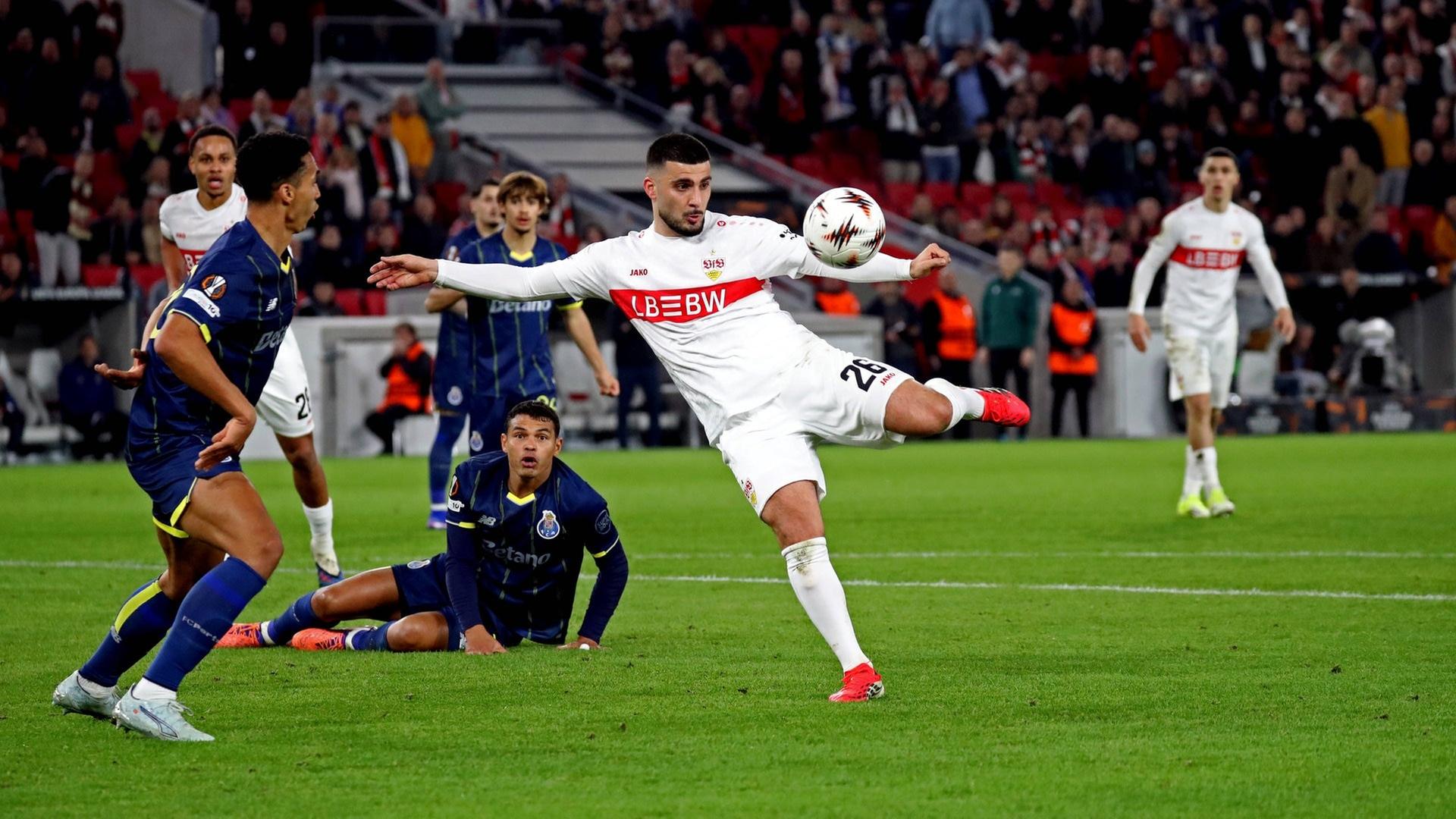 Deniz Undav vom VfB Stuttgart setzt zum Abschluss an. | IMAGO, Sportfoto Rudel