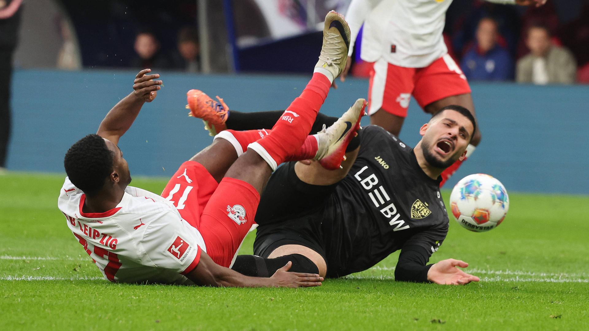Leipzigs Ridle Baku (l.) und Stuttgarts Deniz Undav gehen zu Boden | IMAGO/Pressefoto Baumann