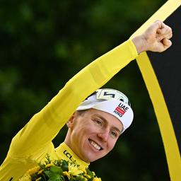 Tadej Pogacar jubelt über seinen Gesamtsieg bei der Siegerehrung der Tour de France 2025