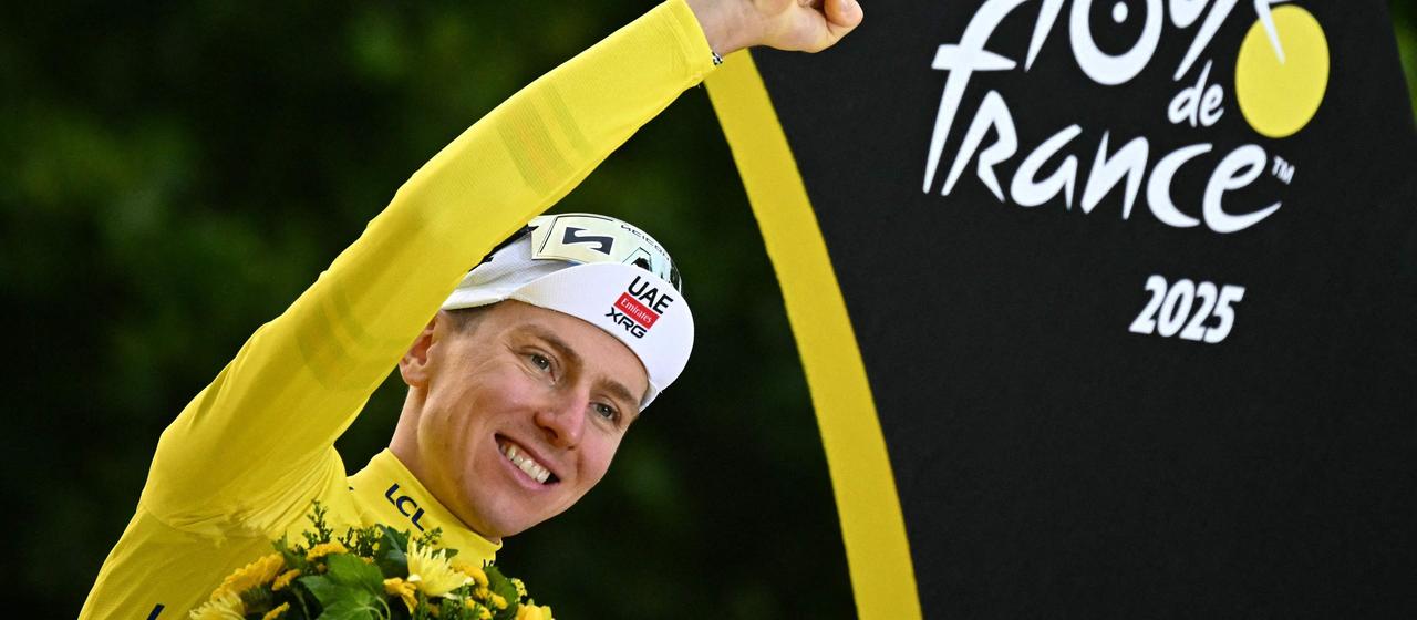 Tadej Pogacar jubelt über seinen Gesamtsieg bei der Siegerehrung der Tour de France 2025