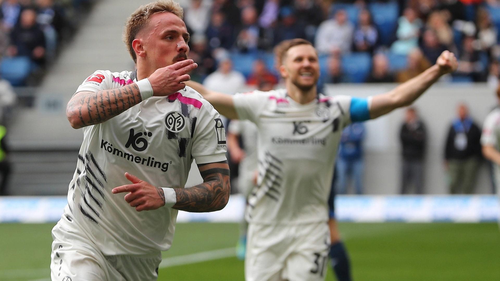 Филипп Тиц (Майнц 05) празднует свой гол в матче против Хоффенхайма