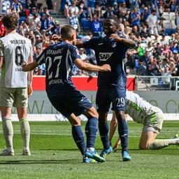 Hoffenheims Andrej Kramaric (2. v. l.) und Bazoumana Toure bejubeln sein Tor gegen Werder Bremen