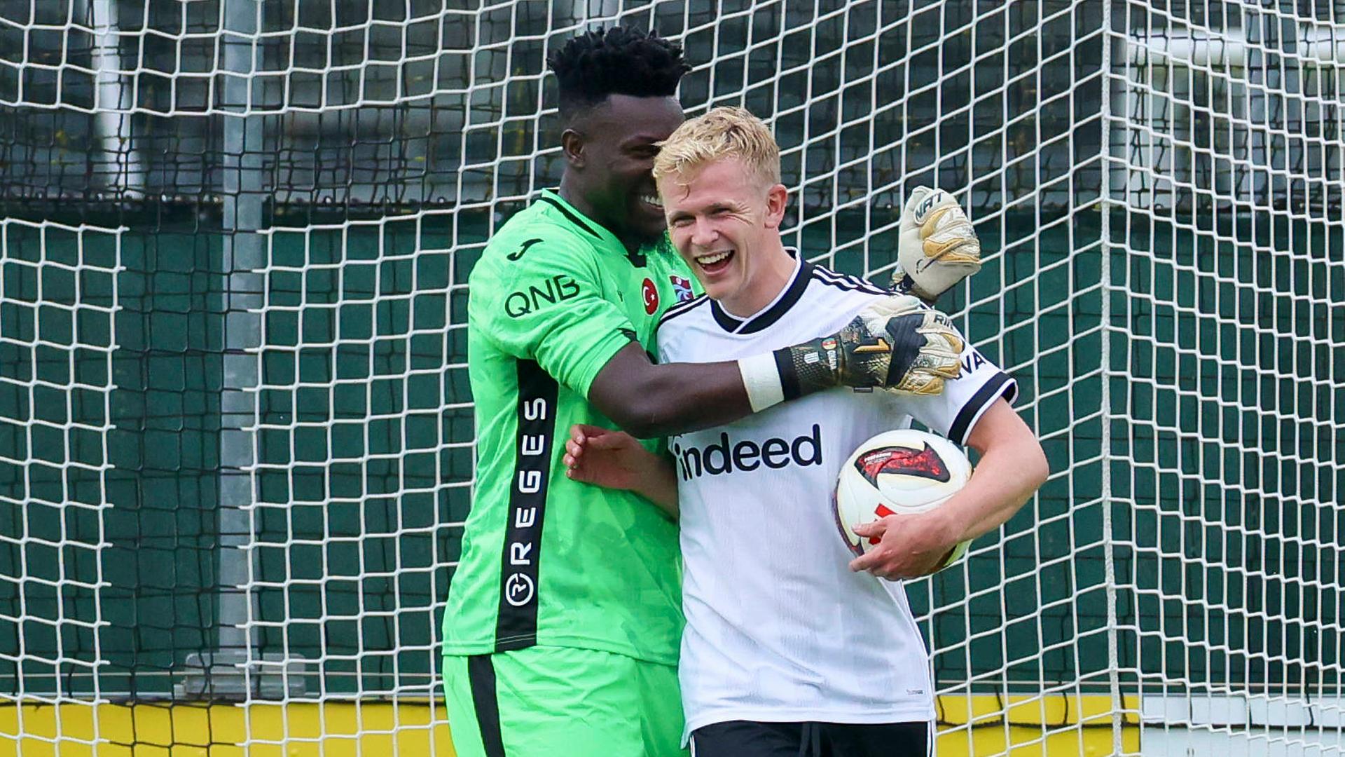 Jonathan Burkardt traf im Eintracht-Test gegen Trabzonspor per Elfmeter gegen André Onana. | IMAGO / DeFodi Images