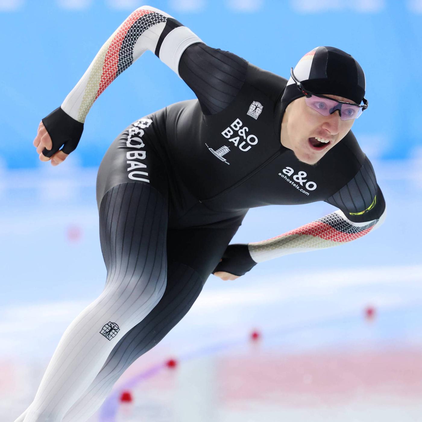 Oyinchoqli qiz jinsiy aloqani tomosha qiladi