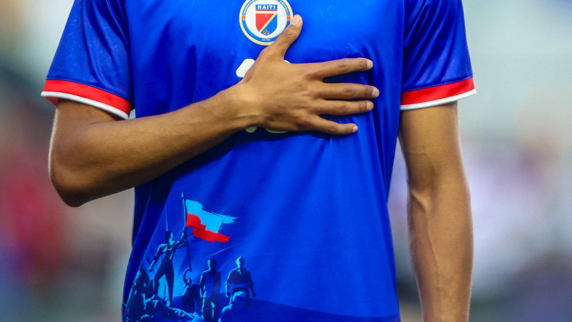 Eine umstrittene Flagge ziert das WM-Trikot von Haiti | IMAGO / ZUMA Press