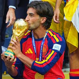 Der Spanier Ferran Torres küsst bei der Siegerehrung den WM-Pokal. 