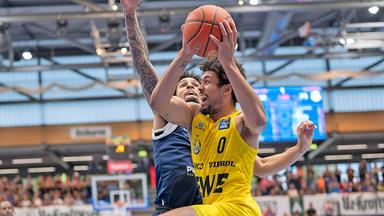 Len Schoormann (r.) von den Baskets Oldenburg im Duell mit Michael Devoe vom Mitteldeutschen BC 