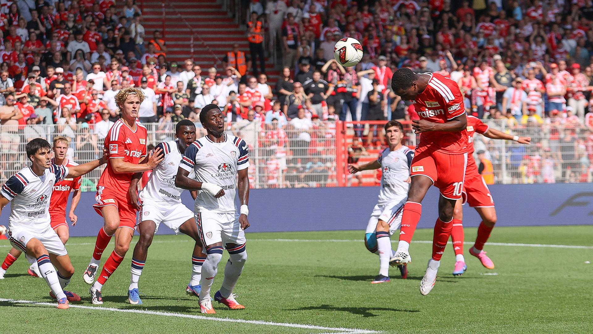 Unions Ilyas Ansah bei seinem Kopfball zum 2:2 gegen Cagliari (imago images/Jan Huebner) | imago images/Jan Huebner