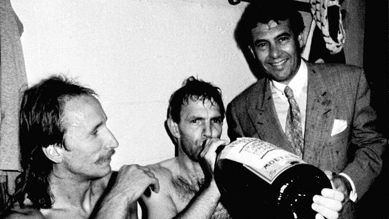 Frank Schulz (v.l.), Karl-Heinz Körbel und Matthias Ohms stoßen auf den Frankfurter Klassenerhalt an | imago Frank Schulz (v.l.), Karl-Heinz Körbel und Matthias Ohms stoßen auf den Frankfurter Klassenerhalt an