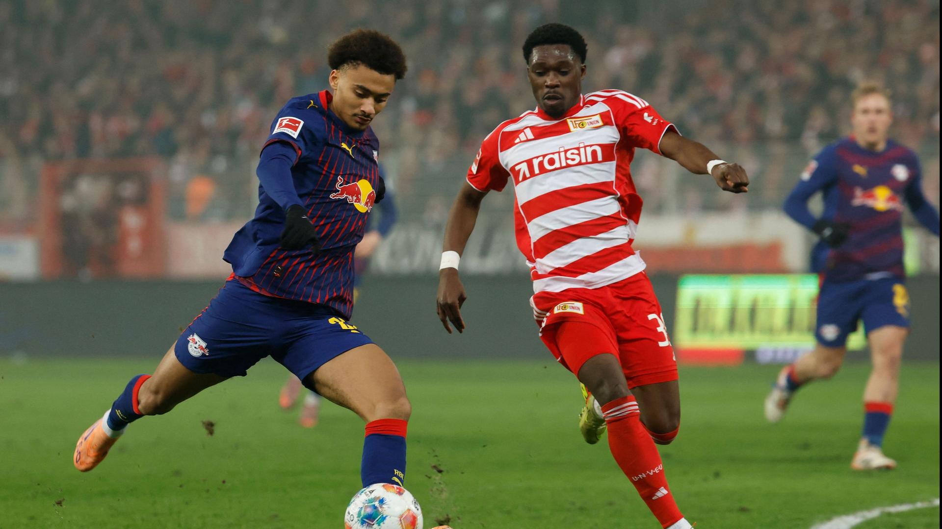 Leipzigs Tidiam Gomis im Zweikampf mit Unions Derek Köhn | Odd ANDERSEN / AFP