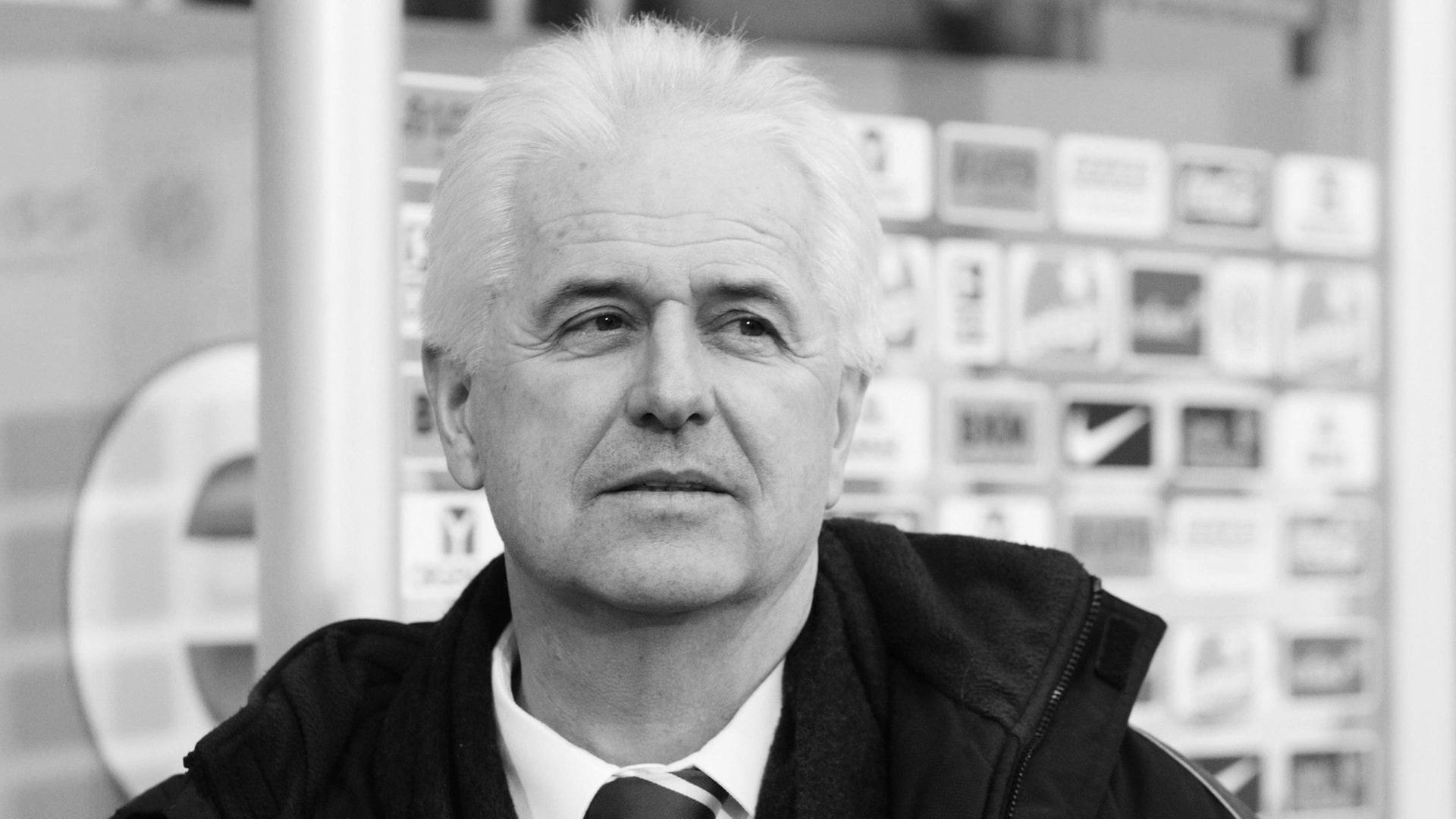 Eugen Strigel steht vor einer Pressewand und trägt eine Krawatte. Das Bild ist schwarz-weiß gefärbt. | IMAGO, Martin Hoffmann