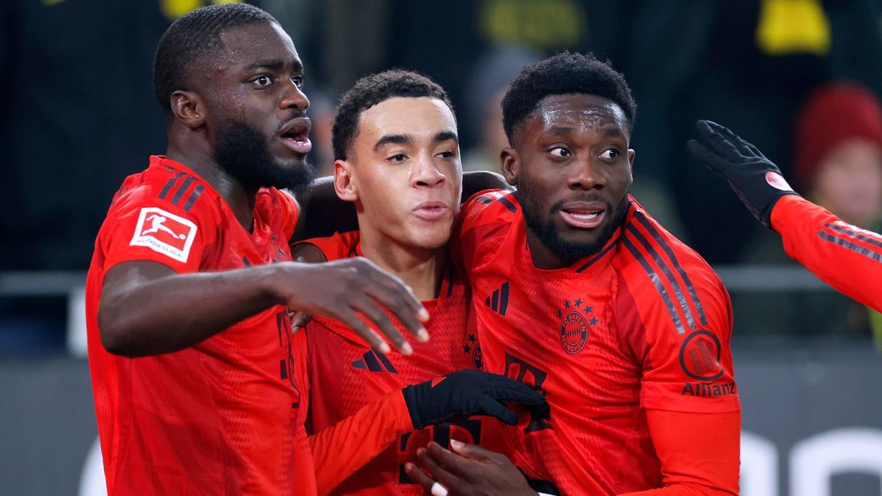 Dayot Upamecano (l.) mit Alphonso Davies (r.) und Jamal Musiala | picture-alliance/dpa