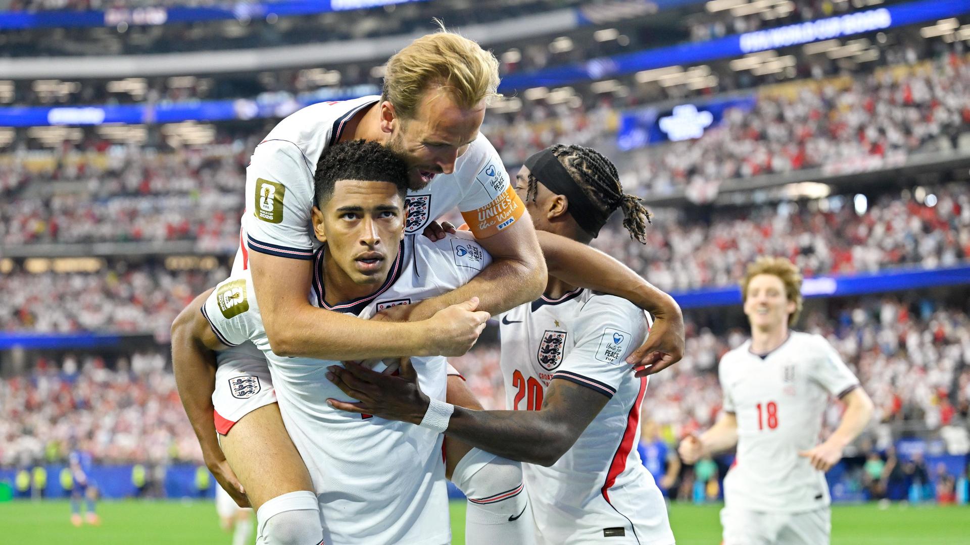 Jude Bellingham (u.) bejubelt seinen Treffer gegen Kroatien mit Harry Kane (o.) und Noni Madueke (v. r.) | WITTERS