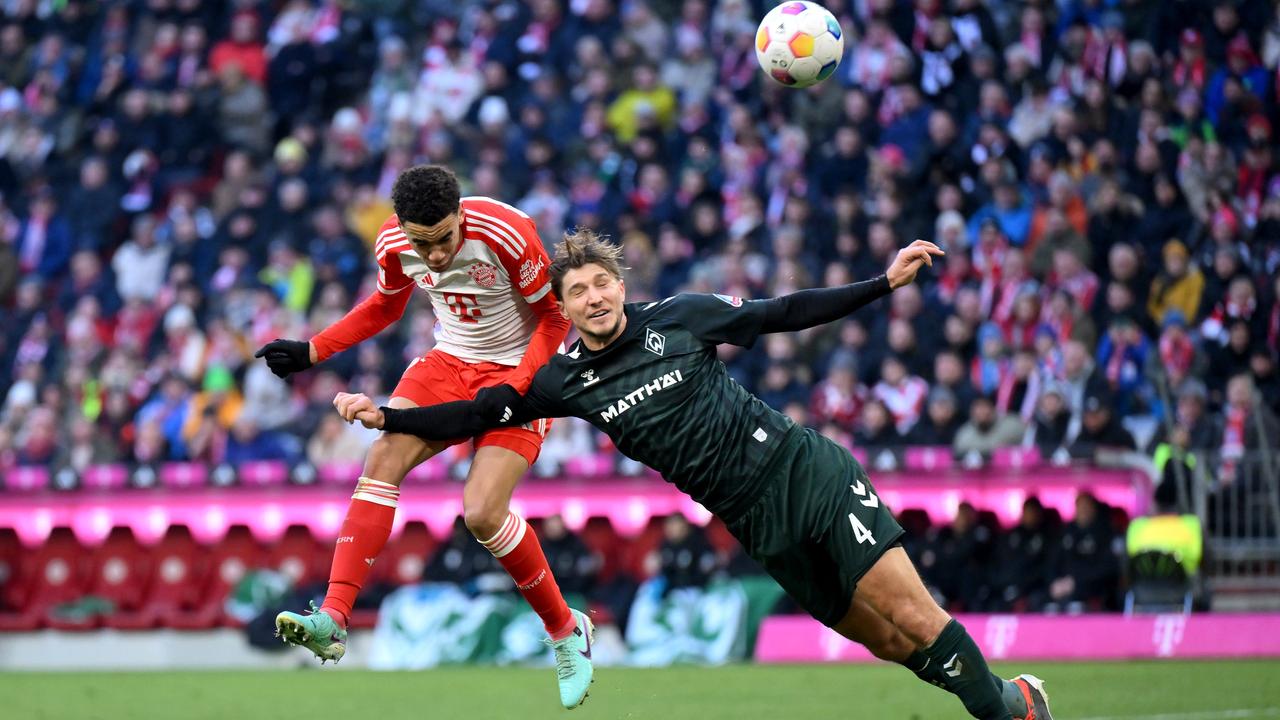 Bayerns Jamal Musiala (l.) im Duell mit Bremens Niklas Stark (r.).  | Getty Images/Sebastian Widmann