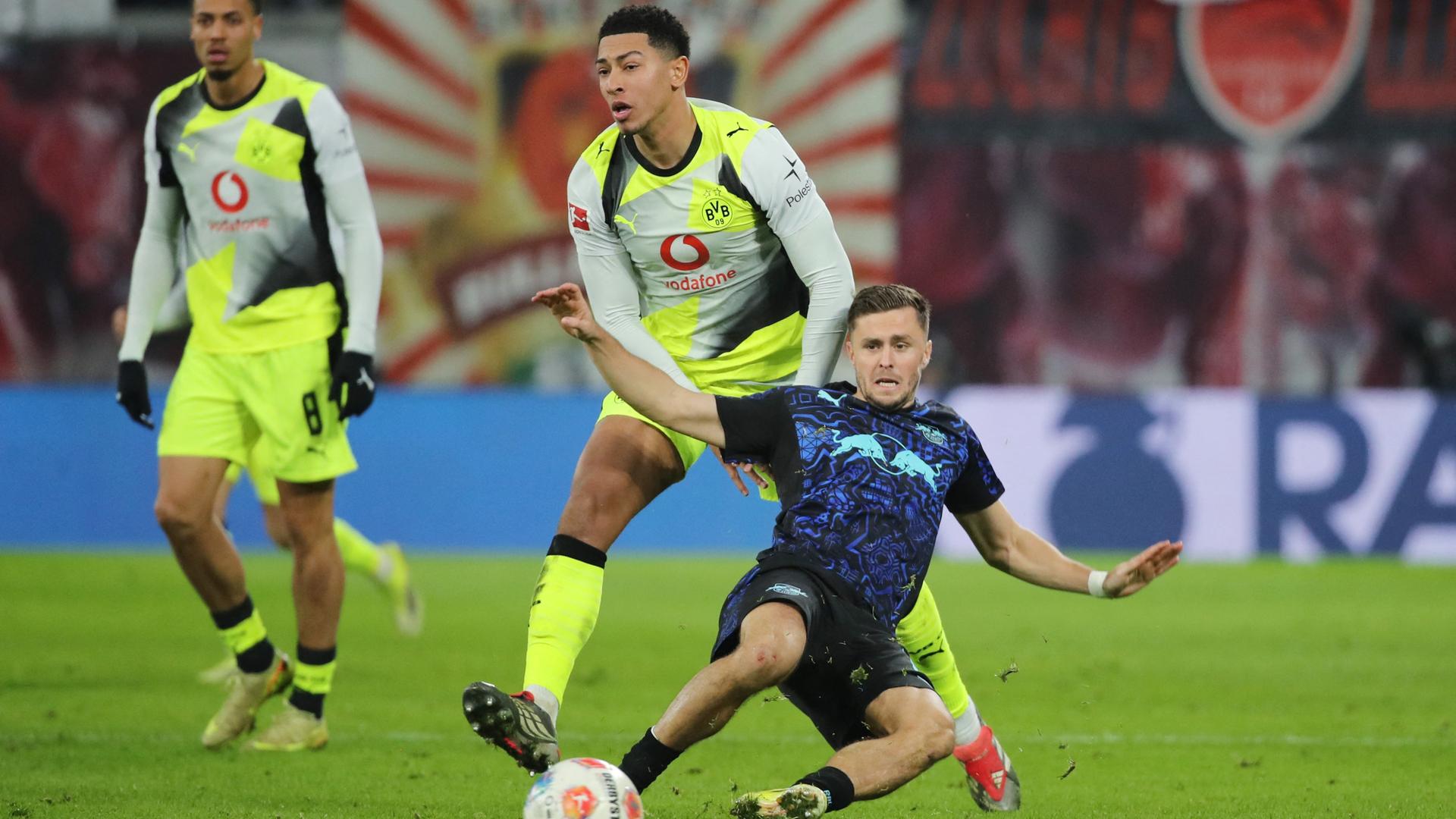 Fußballprofi Christoph Baumgartner (v., RB Leipzig) grätscht den Ball vor Borussia Dortmund Jobe Bellingham weg | Reuters/Hessland