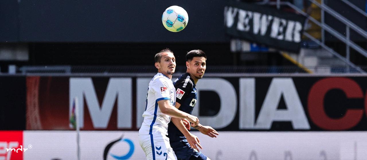 Baris Atik (1. FC Magdeburg, 23) gegen Raphael Obermair (SC Paderborn, 23)