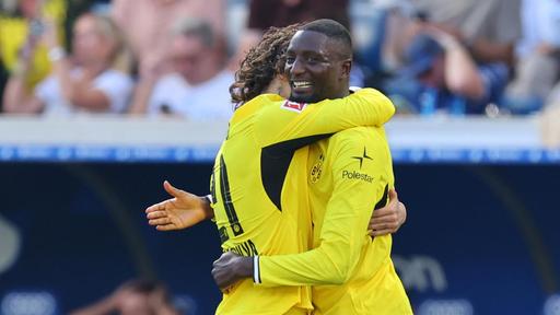 Serhou Guirassy wird von Fabio Silva geherzt